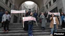 Armenia - Karabakh Armenian activists protest outside the Foreign Ministry in Yerevan, April 14, 2025.