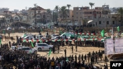 Хамасчылар туткундардын сөөктөрүн Кызыл Чырым уюмуна өткөрүп берип жатышкан учур. 20-февраль, 2025-жыл.