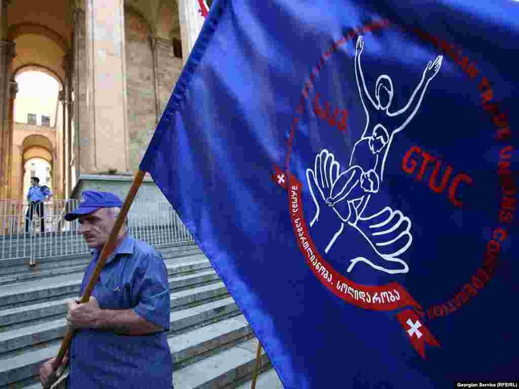 აქციის მონაწილეები გამოეხმაურნენ იმ სამი მაღაროლის დაკრძალვას, რომლებიც 27 აგვისტოს დაიღუპნენ ტყიბულში. - ტყიბულის მაღაროში 27 აგვისტოს მომხდარი აფეთქების შედეგად დაღუპულთა რაოდენობა ოთხამდე გაიზარდა. ხუთშაბათს თბილისში, პარლამენტის შენობასთან, დაღუპულთა ხსოვნას მდუმარე აქციით მიაგეს პატივი საქართველოს პროფკავშირების წარმომადგენლებმა. მათ გააპროტესტეს კანონმდებლობა, რომელიც, მათივე შეფასებით, არ იცავს დასაქმებულთა უფლებებსა და უსაფრთხოებას.