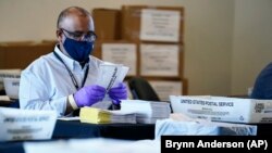 شمارش آرا در یکی از مراکز رأی‌گیری در امریکا