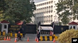 یو پولیس د پاکستان د بهرنیو چارو وزارت ودانۍ مخې ته پهره کوي - د جنورۍ ۱۶مې انځور.