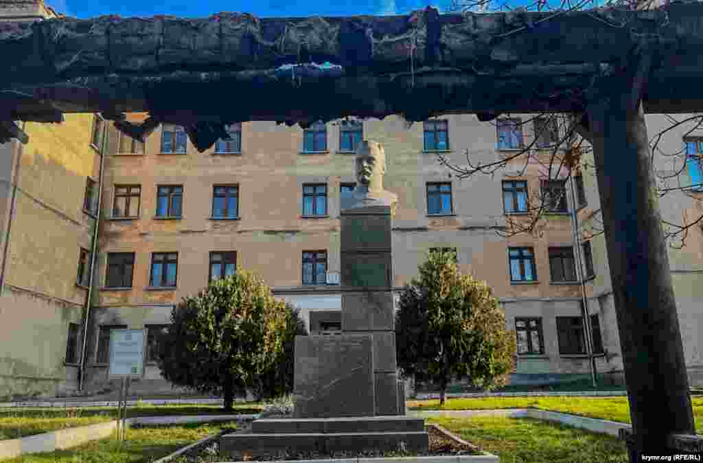 Aqmescitniñ Studençeskaya soqağındaki eski universitet yataqhanesiniñ azbarına Vatandaş cenkiniñ sovet devri arbiy yolbaşçısı Mihail Frunzeniñ büstü, 2025 senesi yanvar ayı