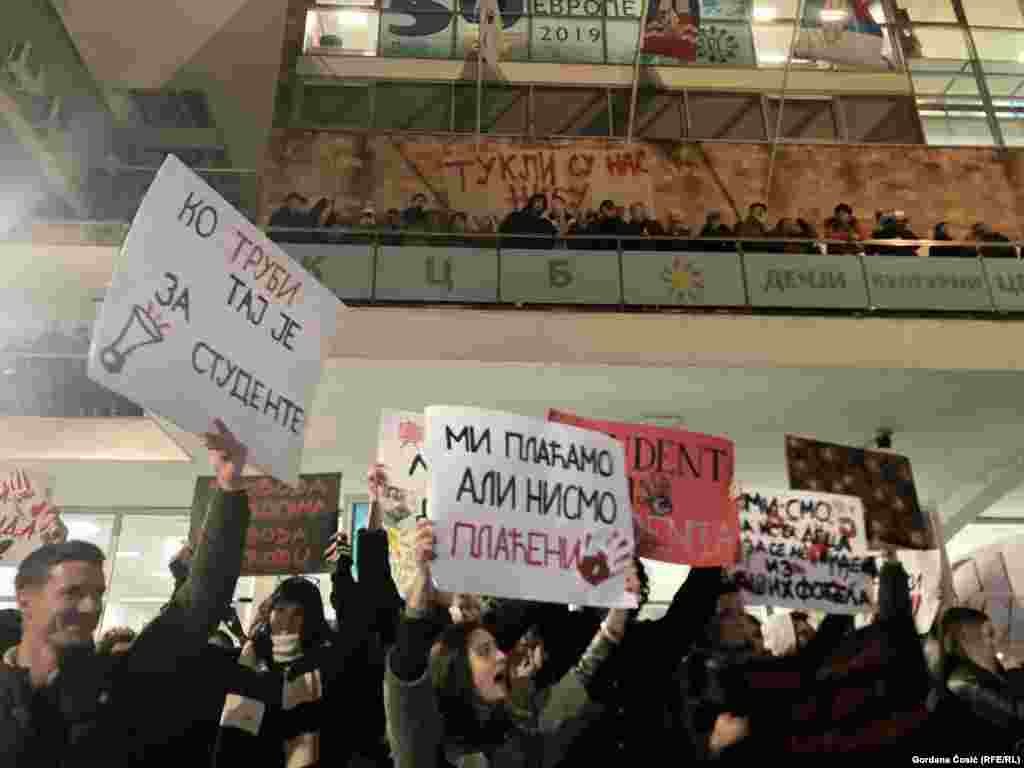 Studenti su, reagujući na izjavu predsednika Srbije Aleksandra Vučića da su plaćeni za proteste, simbolično pred RTS odneli dva prazna džaka, kako su rekli, da bi "vratili novac koji su dobili za njegovo rušenje". "Ovde ostavljamo ove džakove. Možete da ih dostavite predsedniku i da mu poručite da studenti traže javno izvinjenje. U potpisu 'Uvređeni studenti'", pročitala je u saopštenju jedna od studentkinja.