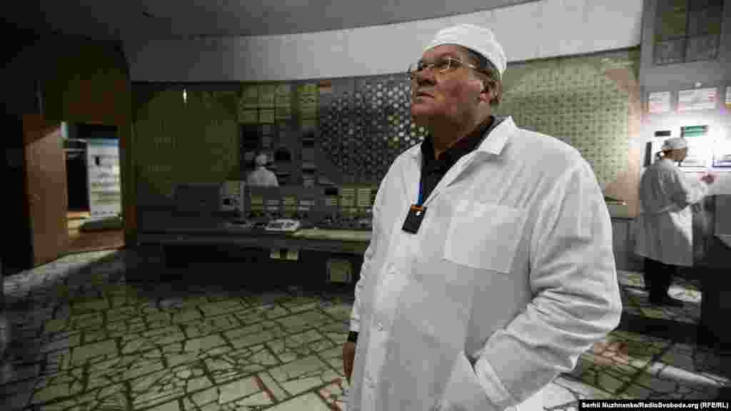 Аркадий Усков Чернобыль АЭС-інің 1-блогында жұмыс істеген. Бірақ оны түнде жарылған 4-блок қызметкерлеріне көмекке шақырған. Ол реакторға су айдайтын құбырларды өз қолымен ашқан. "Алдымда үңірейген шыңырау жатқандай болды, будың ысылдаған қысымы білінді, тіктеп қарауға жан шыдамайтын жағдай, бірақ тастап тағы кете алмайсың" дейді ол.