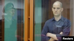 Ziaristul Evan Gershkovich la tribunalul din Ekaterinburg. 26 iunie 2024. 