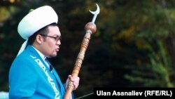 И.о. муфтия Кыргызстана Эгембердиев на Старой площади во время намаза в честь праздника Курман-Айт, Бишкек, 26 октября 2012 года.