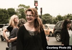 Activista Anda Murgu la un miting pentru protecția necuvântătoarelor