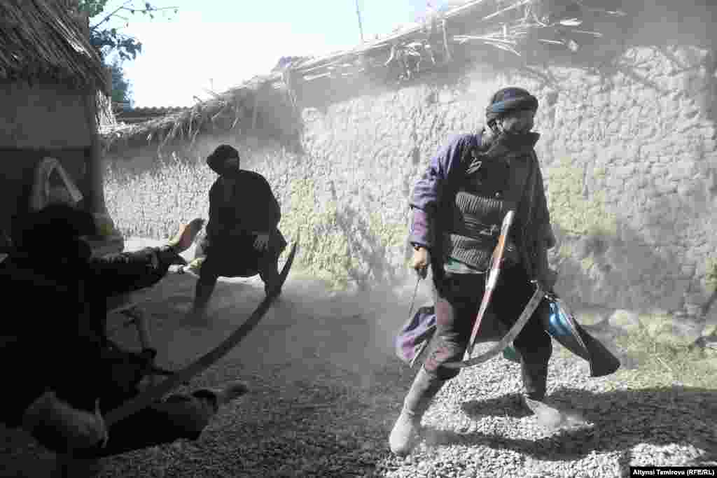 Ош шаарынын эски&nbsp;көчөлөрүнүн бири - фильм үчүн атайын курулган.&nbsp;Окуя базардын ичинде болууда.&nbsp;