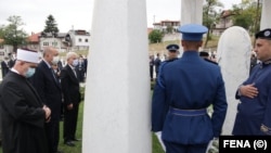 Erdogan u društvu reisu-l-uleme Islamske zajednice u BiH Huseina ef. Kavazovića (prvi slijeva) i člana Predsjedništva BiH Šefika Džaferovića (treći slijeva), odaje poštu Aliji Izetbegoviću na mezarju Kovači, Sarajevo (27. avgust 2021.)