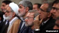 Иранские парламентарии, в том числе Али Мотахари (третий слева), во время встречи с верховным лидером Ирана аятоллой Али Хаменеи  в 2018 году.