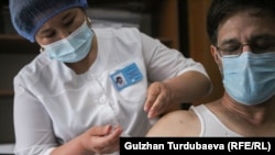 COVID-19 вирусуна каршы эмдөө. № 3 үй-бүлөлүк медицина борбору. 2021-жылдын 19-майы. Бишкек шаары, Кыргызстан.  