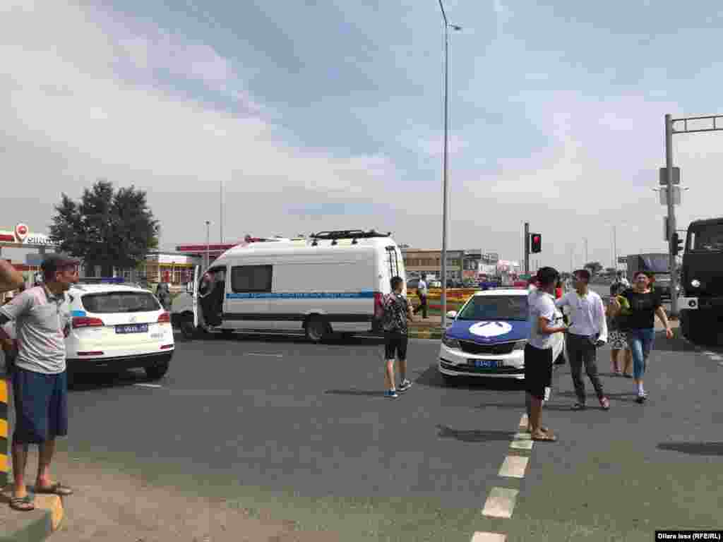 Наразылар жиналған "Ақмешіт" мешіті мен "Бекжан" базары алдындағы көшеде көліктер бөгелді.