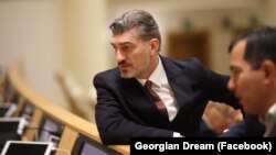 Mihail Kavelașvili la ședința inaugurală a noului parlament georgian, boicotată de președinta țării și de opoziție. 