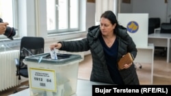 Një qytetare e Prishtinës duke votuar në një qendër votimi në kryeqytet, më 9 nëntor 2025.
