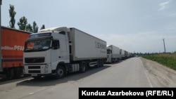 Очередь у пункта пропуска «Ак-Тилек» на границе с Казахстаном. Архивное фото.