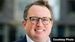 "Jedan broj ljudi na kraju glasao za Trampa jer su zabrinuti zbog, kao su to doživljavali, nacionalnog propadanja u ekonomskom, ali i kulturološkom smislu", kaže Glen Gudman, profesor Državnog Univerziteta u Arizoni.