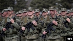 Члени Сил безпеки Косова на параді у Приштині 5 березня 2017 року