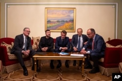 Президент Украины Владимир Зеленский и европейские лидеры звонят по телефону Трампу, чтобы обсудить прекращение огня в Украине. 10 мая 2025 года