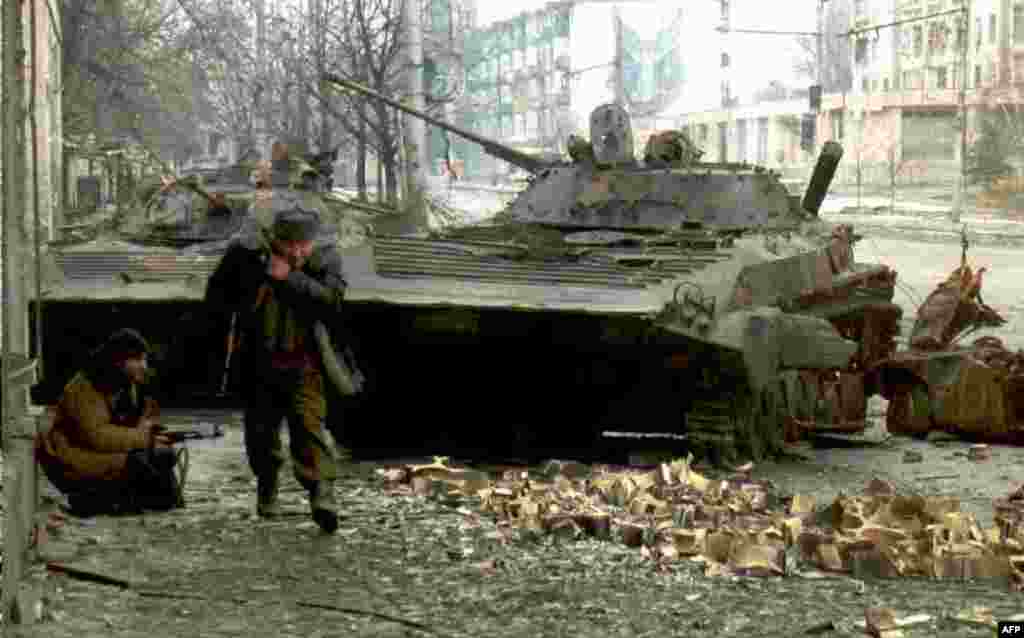 Чеченські бійці біля знищених російських танків 10 січня. На початку війни одна з колон зі 120 російських танків та бронетранспортерів втратила відразу 105 з них.&nbsp; 