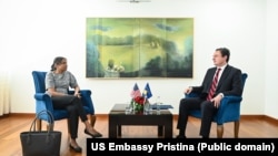 E ngarkuara me punë në Ambasadën amerikane në Prishtinë, Anu Prattipati, thatë një takimi me kryeministrin në detyrë të Kosovës, Albin Kurti.