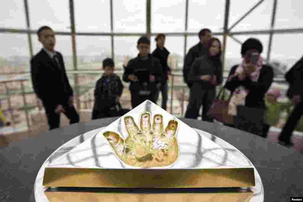 "Бәйтерек" кешеніндегі Қазақстан президенті Нұрсұлтан Назарбаевтың алақанының таңбасы. Астана, 24 наурыз 2013 жыл.&nbsp;