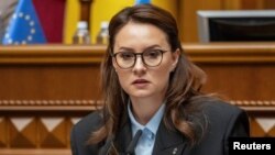 Noua prim-ministră a Ucrainei, Iulie Sviridenko, la tribuna Radei Supreme de la Kiev, înainte de a primi votul de învestitură, pe 17 iulie 2025 