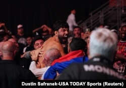 Arman Tsarukyan sărbătorește cu suporterii după victoria într-un eveniment UFC în Texas, în decembrie 2023.