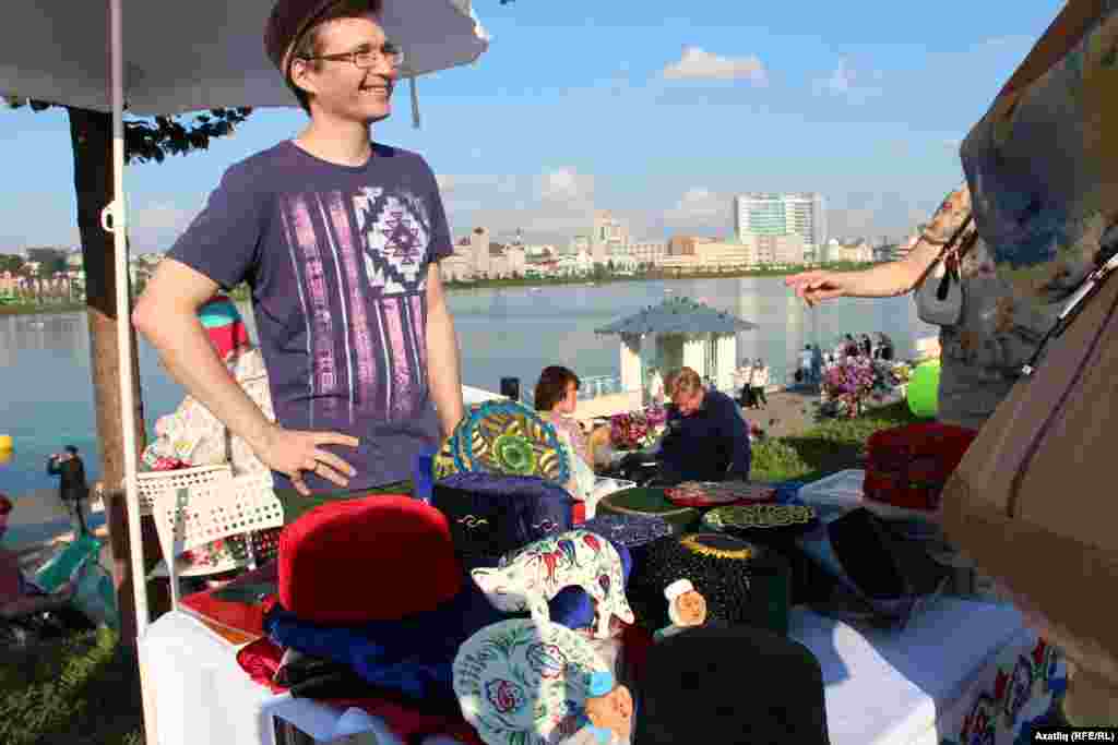 Печән базарында татар түбәтәйләре сатучы