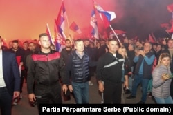 Serbë nga Kosova duke protestuar në mbështetje të pushtetit në qytetin Lig të Serbisë.