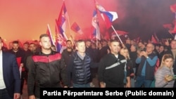 Srbi sa Kosova protestuju u znak podrške vlastima u gradu Lig u Srbiji.