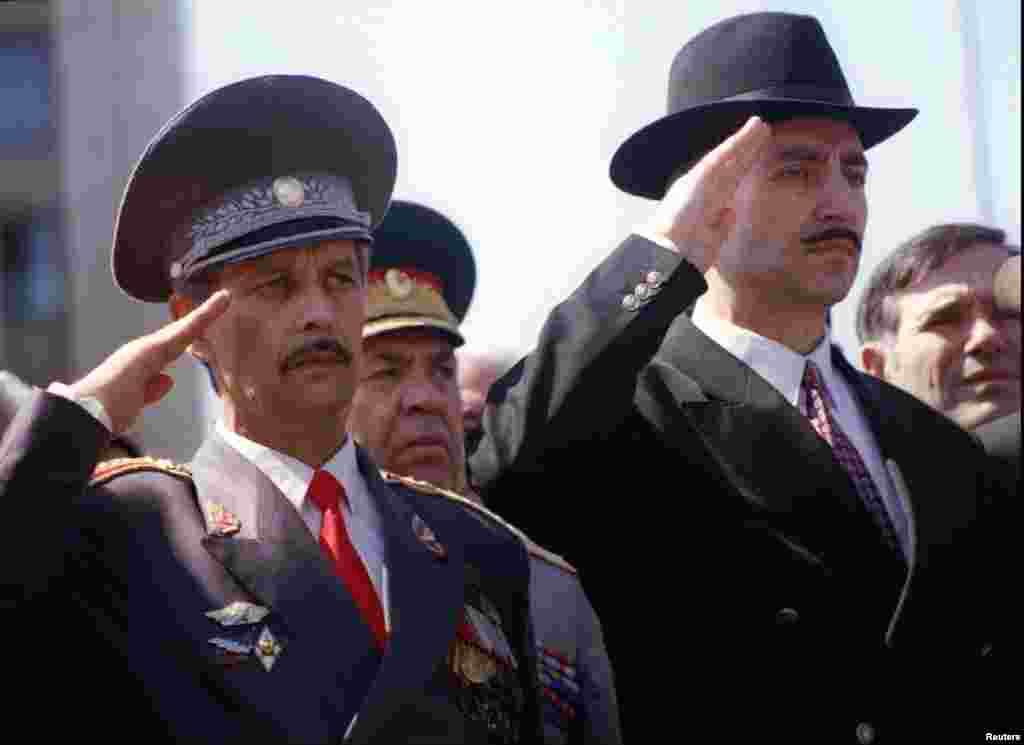 Президент Чеченской Республики Ичкерия Джохар Дудаев и генерал Висхан Шахабов салютуют во время парада в честь третьей годовщины независимости от России, 6 сентября 1994 года Какие варианты решения чеченской проблемы рассматривались в Кремле? Ведущий подкаста "Хроники Кавказа" Майрбек Вачагаев обсуждает их с бывшим российским политиком Евгением Савостьяновым