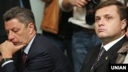 Архівне фото: народні депутати від Партії регіонів Сергій Льовочкін (п) та Юрій Бойко (л) під час засідання ЦВК, Київ, 28 жовтня 2009 року