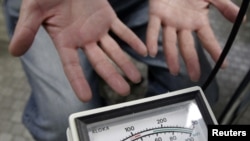 Жапония -- Доктурлар бул кызда радиациянын белгилелери бар-жок экенин текшерүүдө, 21-март.