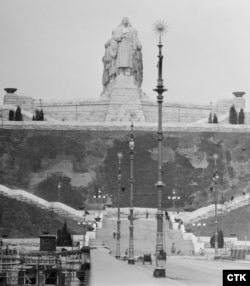 Monumentul dedicat lui Stalincreat de Otakar Švec domină Praga în 1955