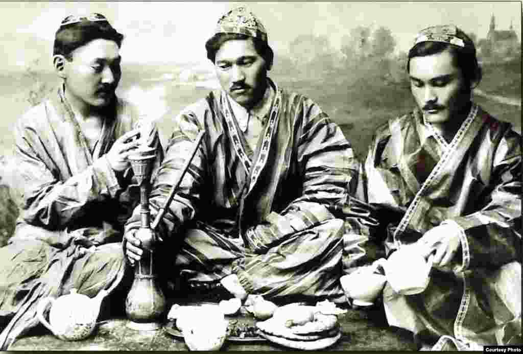 20-ғасыр басындағы қазақ зиялылары. Ортада отырған - "Қазақ" газетінің өкілетті өкілі Міржақып Дулатұлы. Ташкенттегі фотостудиялардың бірінде түсірілген сурет.