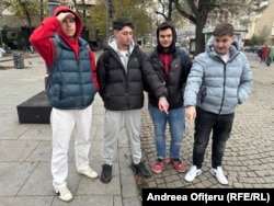 Gabriel (stânga) spune că trecătorii sunt principalii vinovați pentru gunoaiele de pe jos.