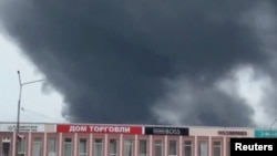 Облако дыма после атаки дронов в Мурманской области