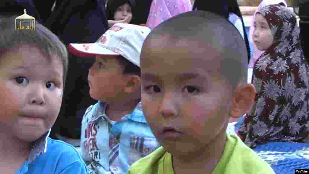 Один из читающих аяты Корана детей - шестилетний Абилькаир, сообщил Азаттыку человек, представившийся его родствеником. Он рассказал, что Мадина Мырзаханова вместе с мужем Нурланом Каматаевым полгода назад уехали в Дубай, как они сказали, "на лечение". У Мадины Мырзахановой, по словам родственника, есть 10-летняя дочь Салтанат. Однако на видеозаписи этой девочки нет.