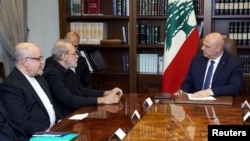 جوزف عون، رئیس‌جمهور لبنان (سمت راست)، در دیدار با علی لاریجانی، دبیر شورای عالی امنیت ملی ایران