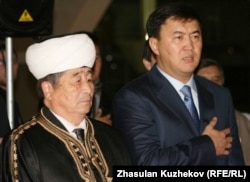 Нұрсұлтан Назарбаевтың немере інісі Қайрат Сатыбалды (оң жақта). Астана, 7 қазан, 2010 жыл.