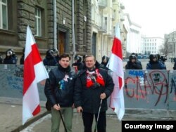 Алег Аучиньнікау (ліворуч) поблизу Адміністрації президента у Києві