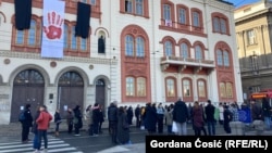 Odavanje pošte stradalima u Novom Sadu ispred Rektorata Univerziteta u Beogradu, 6. januara 2025.