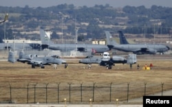 Винищувачі-штурмовики ВПС США A-10 Thunderbolt II (на передньому плані) на авіабазі «Інджирлік» у Туреччині. 2015 рік