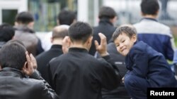 Верующие молятся напротив мечети. Алматы,  16 ноября 2010 года.