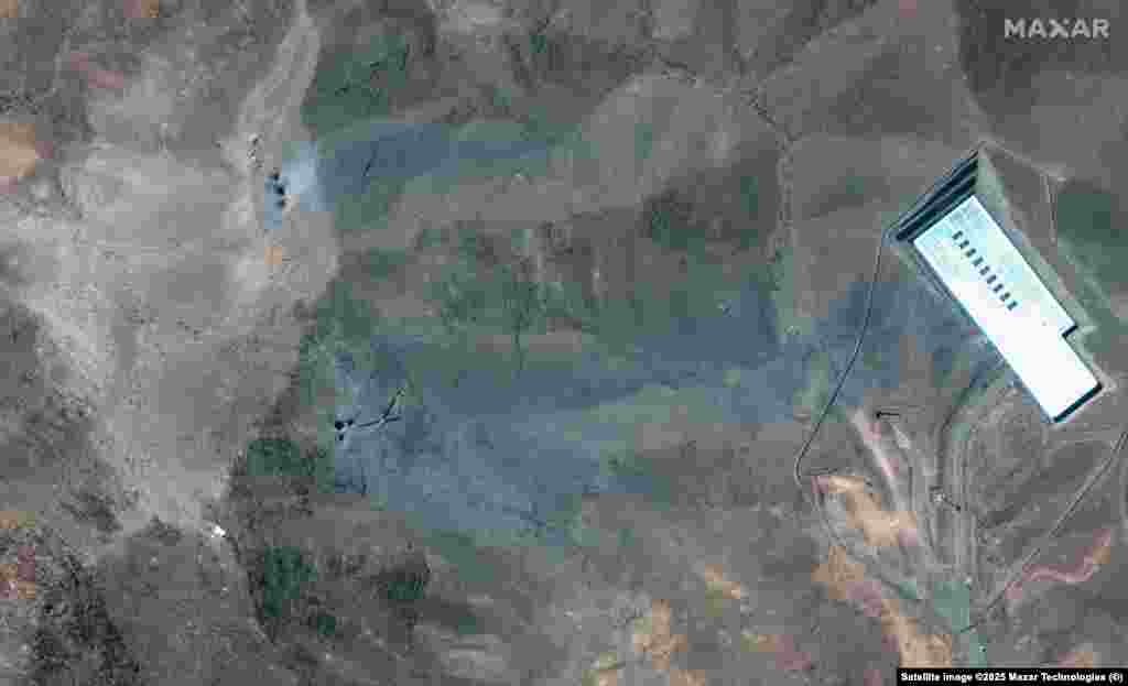 На знімках, зроблених після ударів, видно кратери і попіл у комплексі Фордо