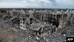 Газа тилкесинин борборундагы согушта талкаланган үйлөр. 28-ноябрь, 2023-жыл. 