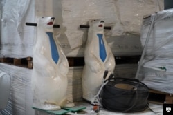 Urși polari din plastic pentru menținerea echilibrului pe patinoar care au costat 3.000 de euro bucata