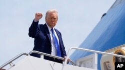 Președintele SUA, Donald Trump, îmbarcându-se pentru a zbura la Riyadh, pe 12 mai 2025, în primul său turneu internațional de la începerea noului mandat.
