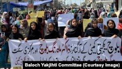 د بلوچ یکجهتۍ کمېټۍ غړي د خپلو بندي مخکښانو د راخوشې کولو لپاره په کوټه کې مظاهره کوي - انځور له ارشيفه