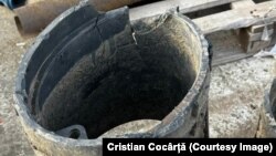 Casetă din beton pe care o spărgeau la Crevedia pentru a permite pompierilor accesul la hidrant